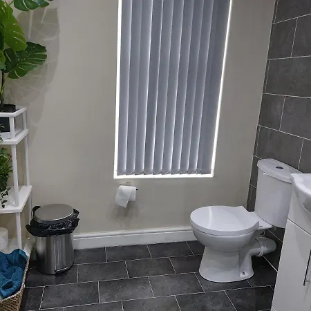 Spacious Two Bedroom House, Parking And Wifi Vakantiehuis *