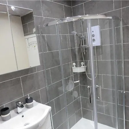 Spacious Two Bedroom House, Parking And Wifi Vakantiehuis