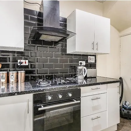Spacious Two Bedroom House, Parking And Wifi Vakantiehuis
