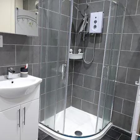 Spacious Two Bedroom House, Parking And Wifi Holiday home