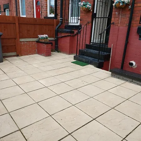 Holiday home Spacious Two Bedroom House, Parking And Wifi *