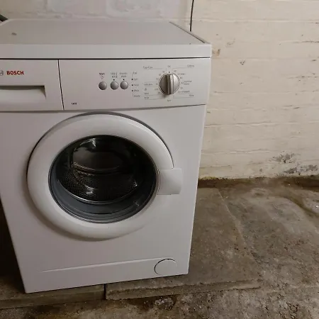 Spacious Two Bedroom House, Parking And Wifi * Лідс