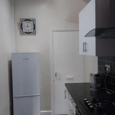 Spacious Two Bedroom House, Parking And Wifi Будинок відпочинку Лідс