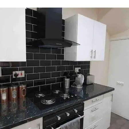 Spacious Two Bedroom House, Parking And Wifi * Лідс