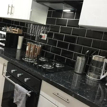 Spacious Two Bedroom House, Parking And Wifi Лідс