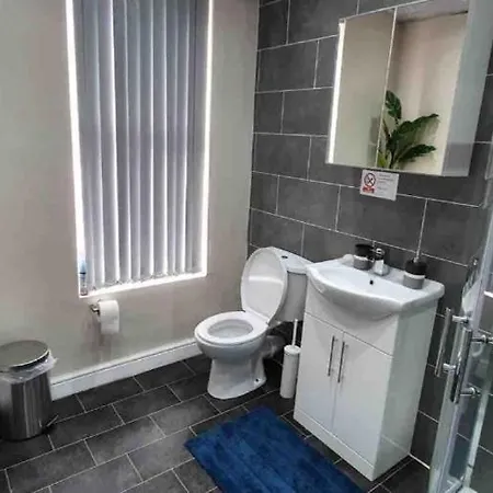 Spacious Two Bedroom House, Parking And Wifi *
