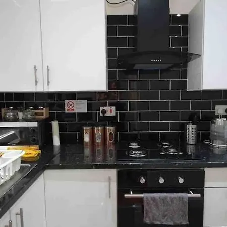 Spacious Two Bedroom House, Parking And Wifi * Leeds (West Yorkshire)