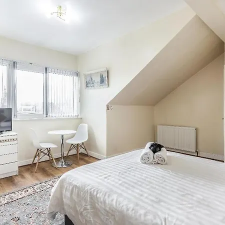 Spacious Two Bedroom House, Parking And Wifi * Лідс