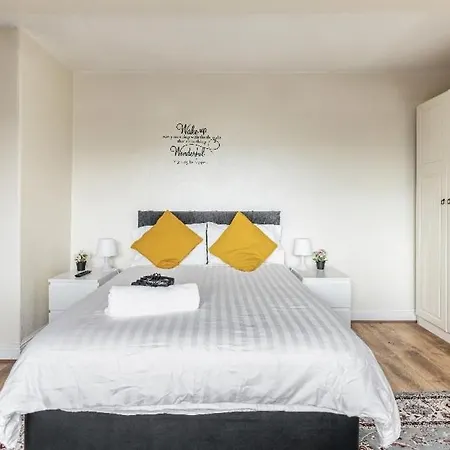 Spacious Two Bedroom House, Parking And Wifi Будинок відпочинку