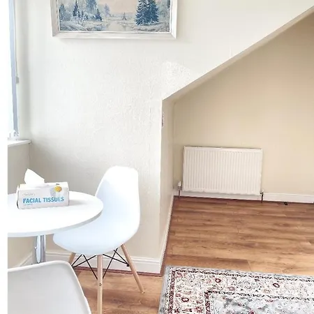 Spacious Two Bedroom House, Parking And Wifi * Лідс