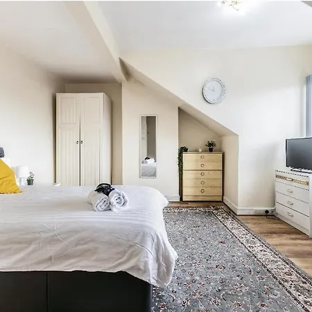 Spacious Two Bedroom House, Parking And Wifi *