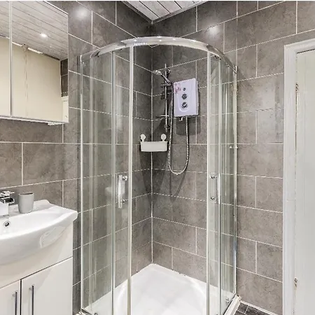 Spacious Two Bedroom House, Parking And Wifi *