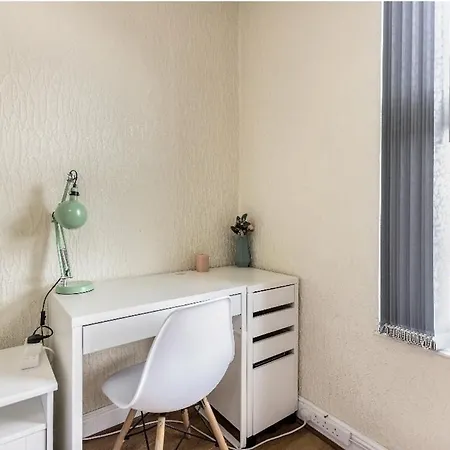 Holiday home Spacious Two Bedroom House, Parking And Wifi