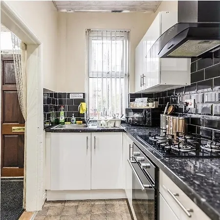 Spacious Two Bedroom House, Parking And Wifi