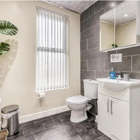 Spacious Two Bedroom House, Parking And Wifi * Лідс
