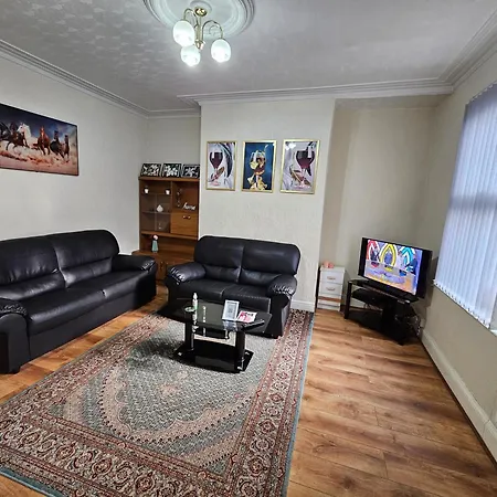 Spacious Two Bedroom House, Parking And Wifi * Лідс