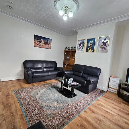 Spacious Two Bedroom House, Parking And Wifi 利兹