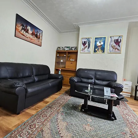 Spacious Two Bedroom House, Parking And Wifi 度假居 *