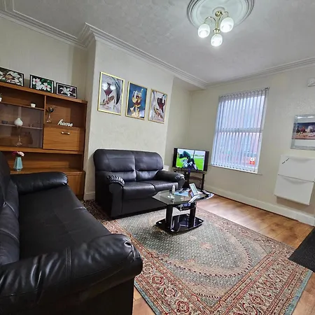 Spacious Two Bedroom House, Parking And Wifi *