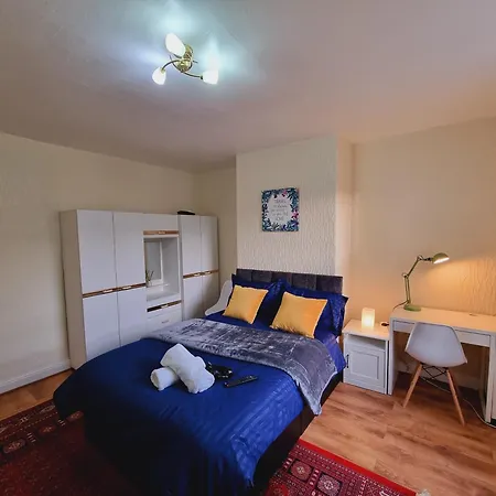 Spacious Two Bedroom House, Parking And Wifi