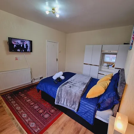 度假居 Spacious Two Bedroom House, Parking And Wifi 利兹