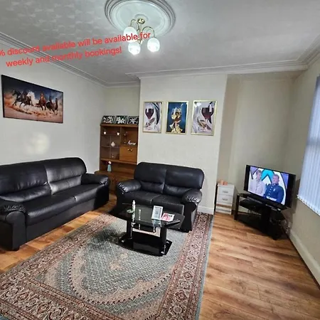 Spacious Two Bedroom House, Parking And Wifi * Лідс