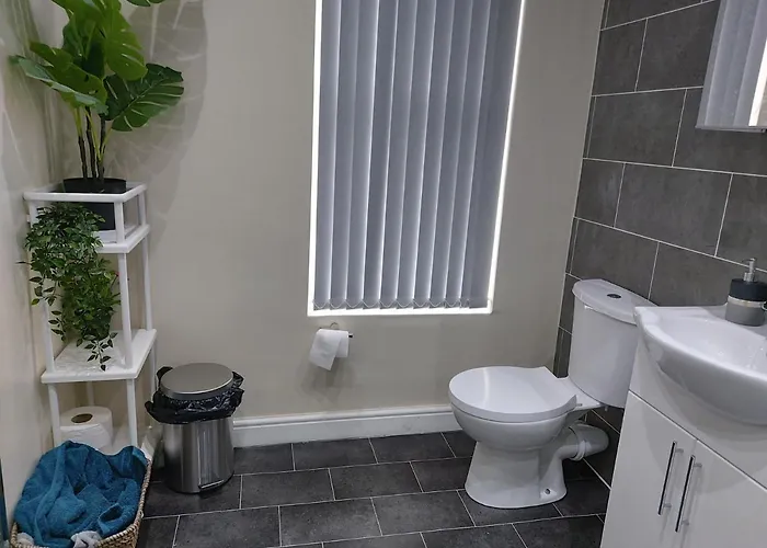 Spacious Two Bedroom House, Parking And Wifi Casa vacanze *