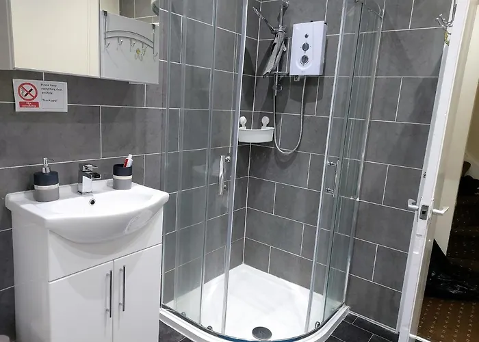 Spacious Two Bedroom House, Parking And Wifi Nyaraló