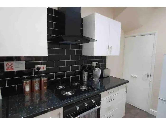 Spacious Two Bedroom House, Parking And Wifi * Λιντς