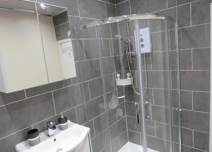 Spacious Two Bedroom House, Parking And Wifi Casa vacanze