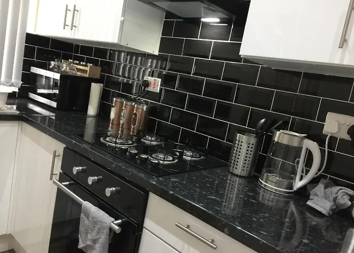 Spacious Two Bedroom House, Parking And Wifi Λιντς