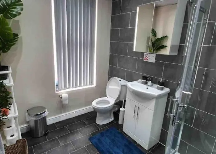 Spacious Two Bedroom House, Parking And Wifi *