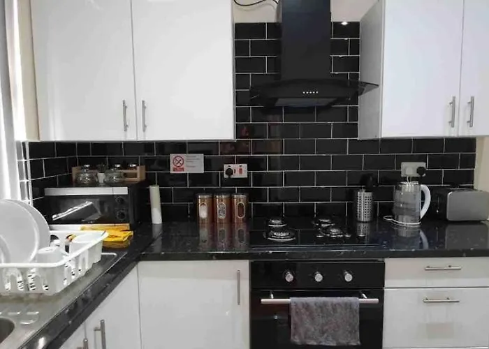 Spacious Two Bedroom House, Parking And Wifi * Leeds (West Yorkshire)