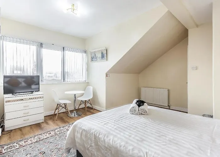 Spacious Two Bedroom House, Parking And Wifi * Leeds