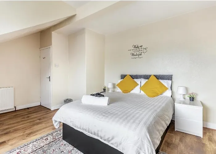 Spacious Two Bedroom House, Parking And Wifi Nyaraló *