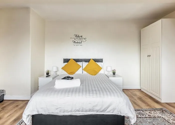 Spacious Two Bedroom House, Parking And Wifi Nyaraló