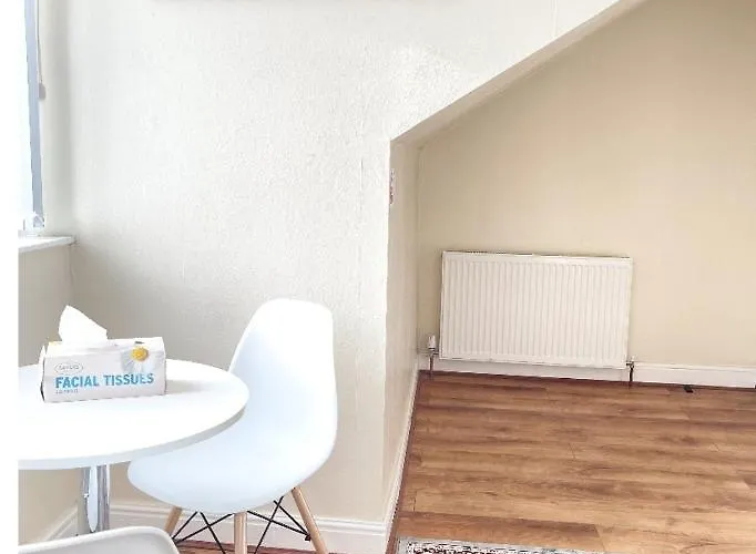 Spacious Two Bedroom House, Parking And Wifi * Λιντς