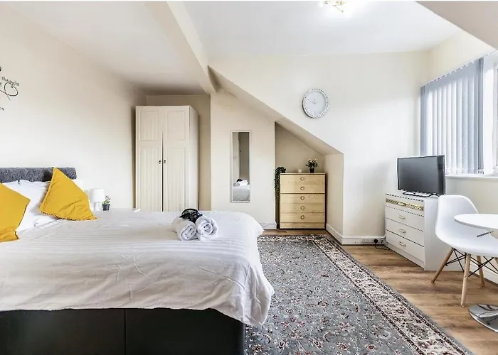 Spacious Two Bedroom House, Parking And Wifi *