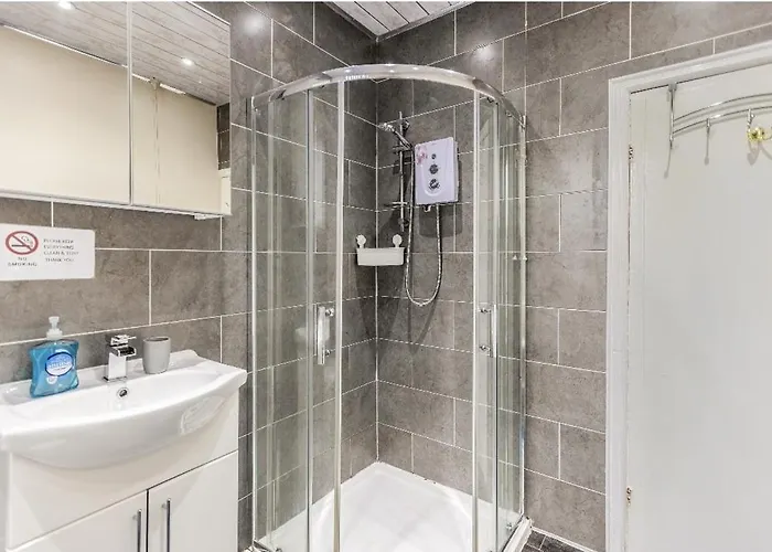 Spacious Two Bedroom House, Parking And Wifi *