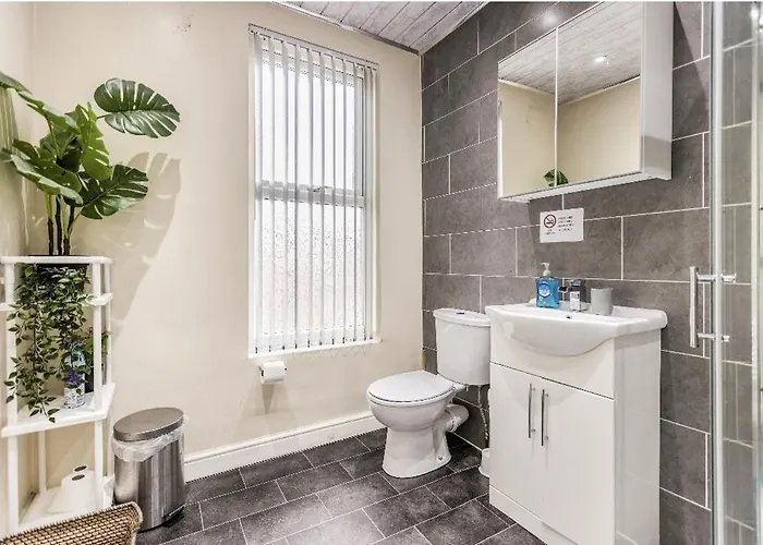 Spacious Two Bedroom House, Parking And Wifi * Leeds (West Yorkshire)