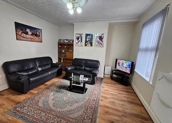 Spacious Two Bedroom House, Parking And Wifi * Leeds