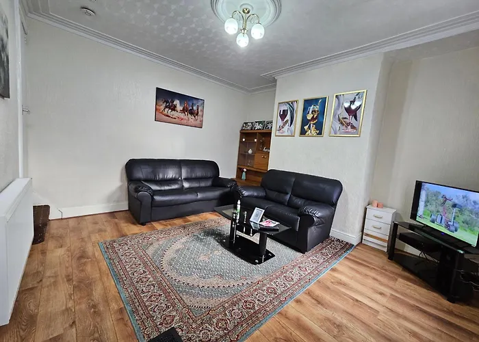 Spacious Two Bedroom House, Parking And Wifi Leeds