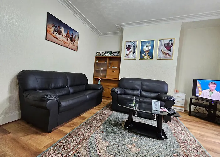 Spacious Two Bedroom House, Parking And Wifi Casa vacanze *