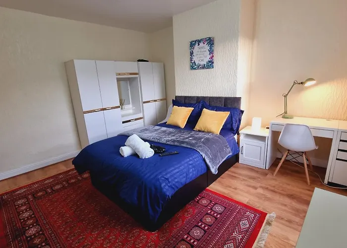 Spacious Two Bedroom House, Parking And Wifi