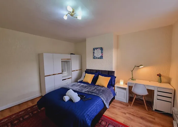 Spacious Two Bedroom House, Parking And Wifi