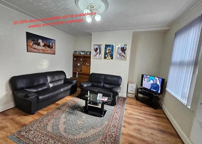 Spacious Two Bedroom House, Parking And Wifi * Λιντς