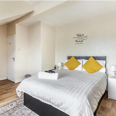 Spacious Two Bedroom House, Parking And Wifi Casa vacanze *