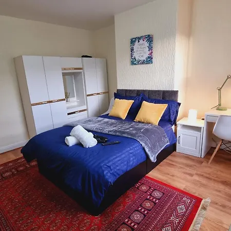 Spacious Two Bedroom House, Parking And Wifi